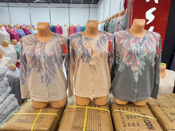 Narzutki damskie Roz L-3XL. 1 kolor. Paczka 8 szt